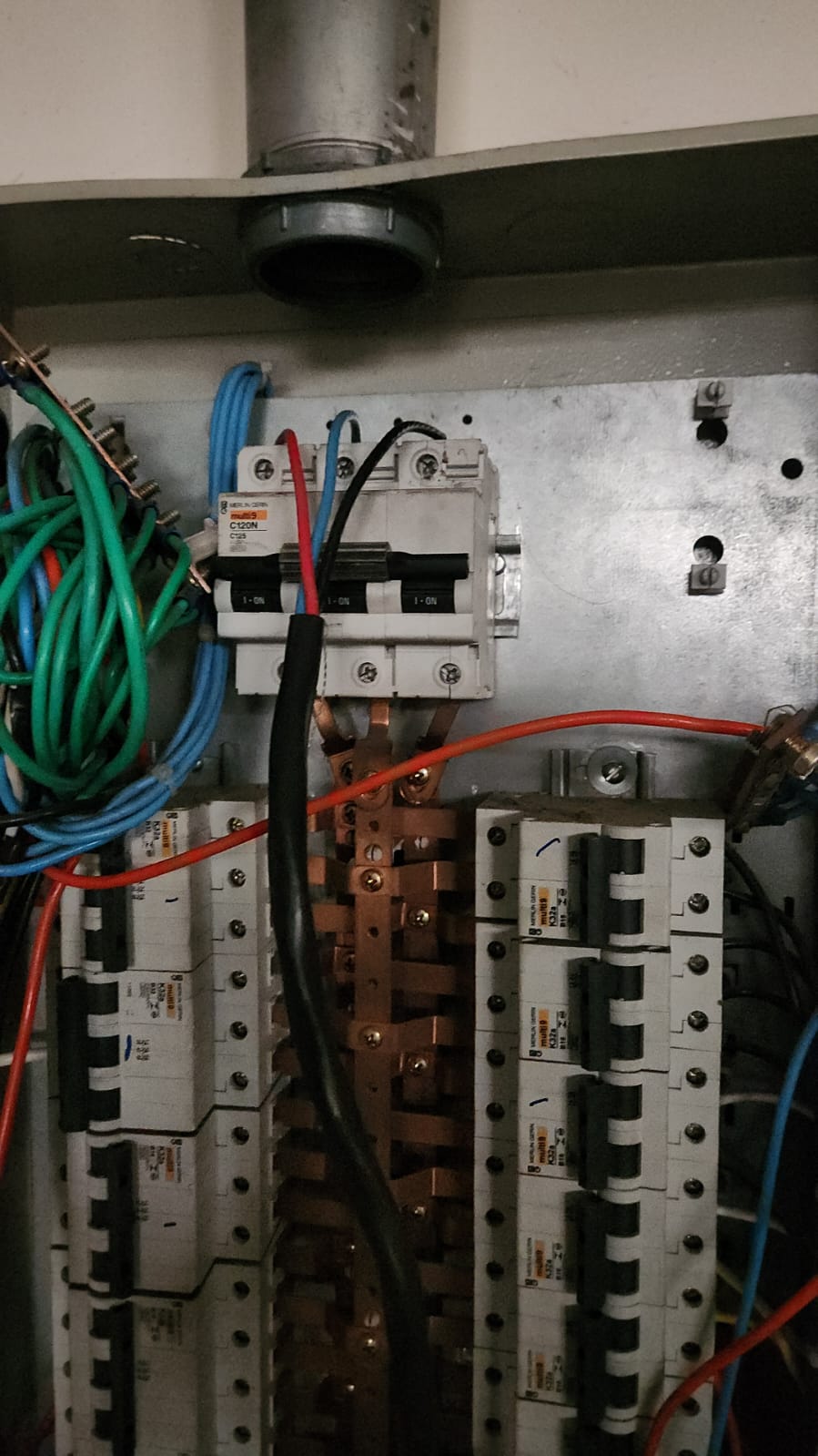 Manutenção elétrica realizada pela Ômega Service